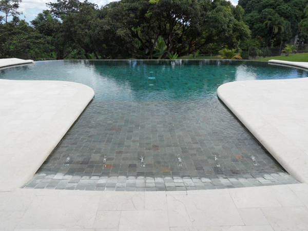 Piscine a debordement avec plage