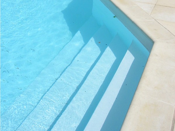 Escalier piscine en béton Marinal Construction piscine traditionnelle béton MARINAL