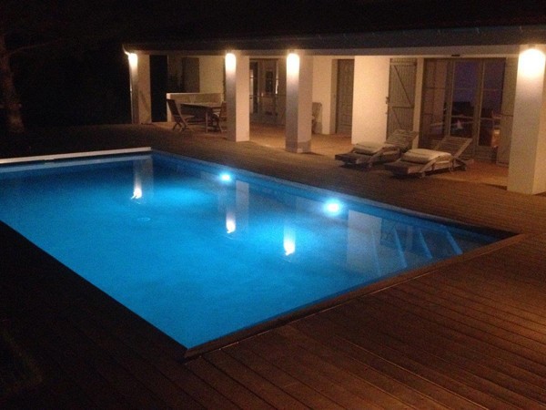 Ambiance piscine de nuit eclairee Marinal constructeur de piscines Toulouse 31