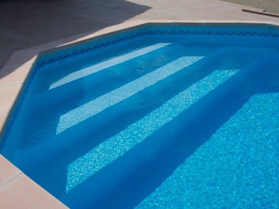 Piscine traditionnelle béton MARINAL Escalier de piscine en béton Marinal