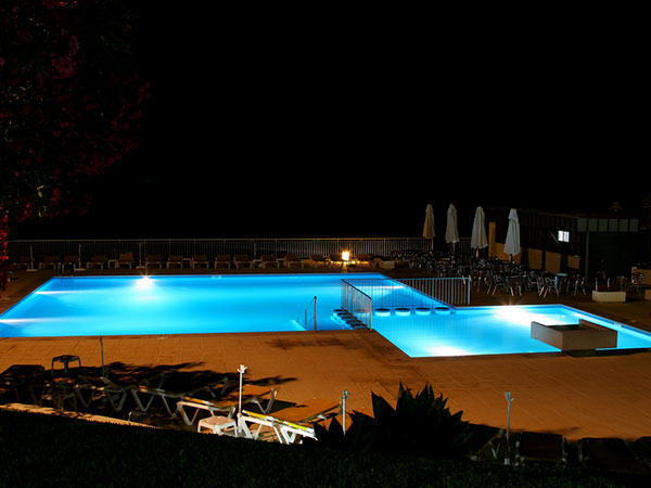 Ambiance piscine de nuit eclairee Marinal constructeur de piscines Toulouse 31