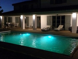 Éclairage de piscine traditionnelle en béton